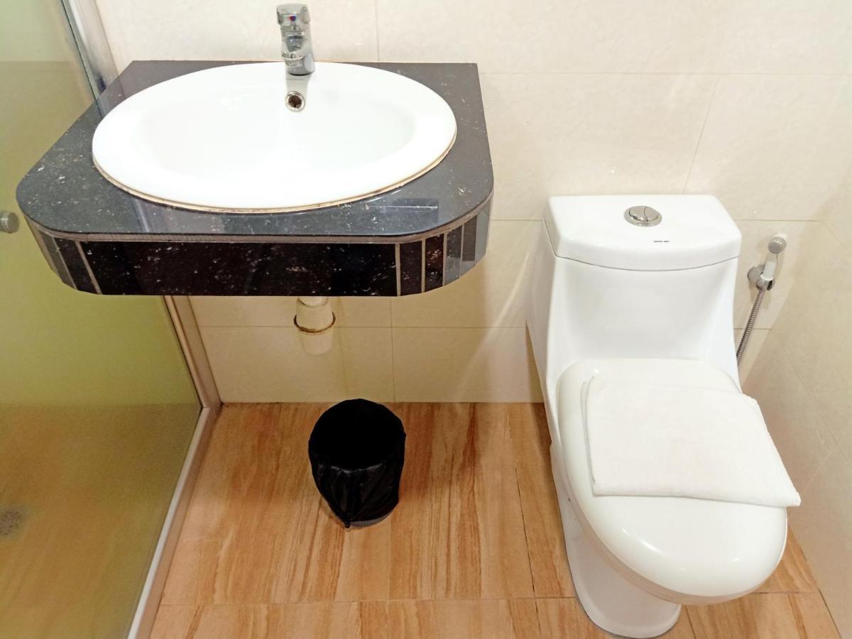 Super Oyo 90464 Borneo Suites Hotel 亞庇 外观 照片